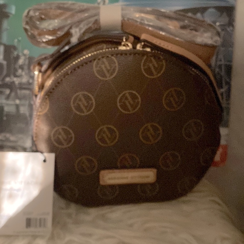 Adrienne Vittadini clam case crossbody NWT